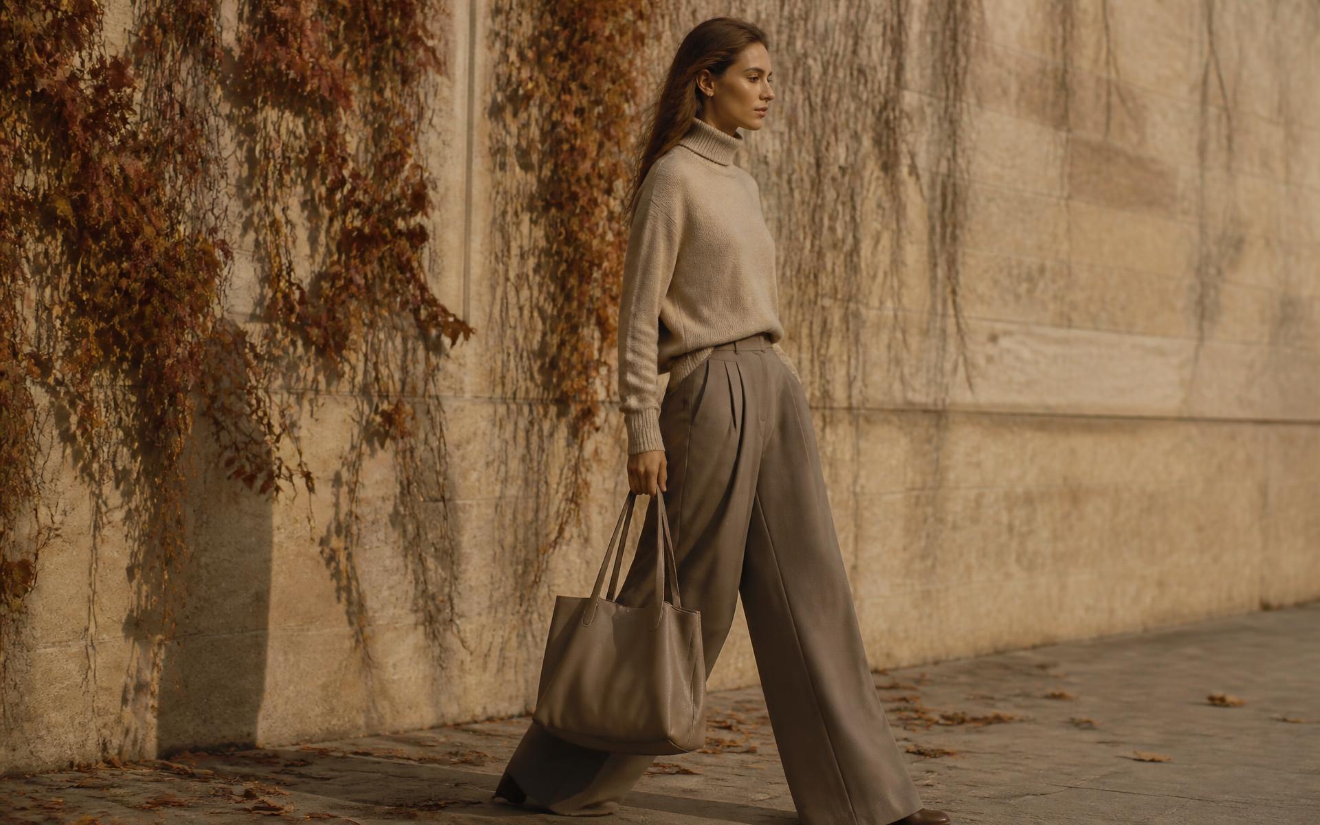 Col roulé beige et pantalon large taupe, lumière d'automne - Vestia