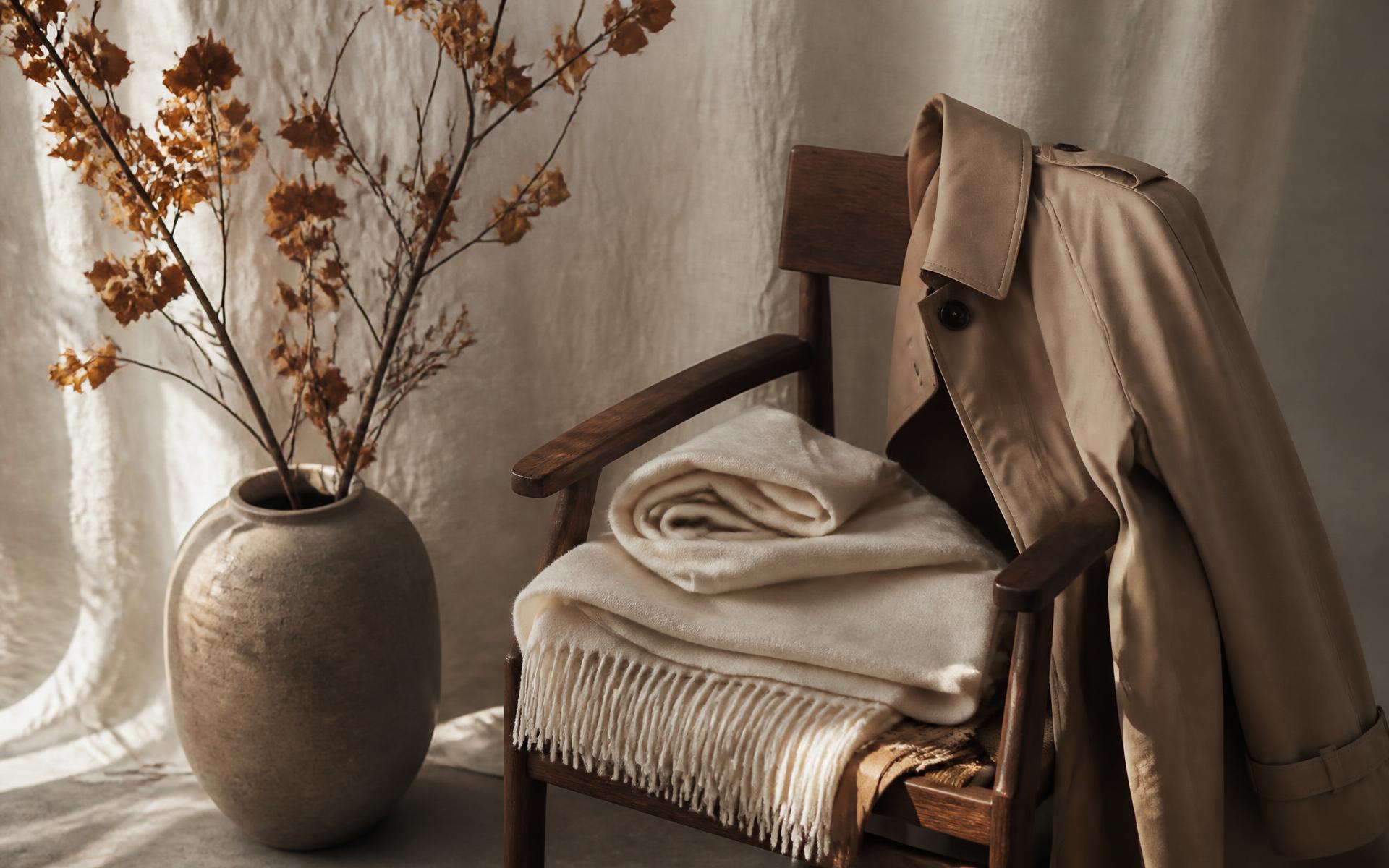 Trench beige, plaid en laine crème et branches séchées - Vestia
